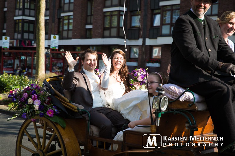 Nach dem Auszug wartete dann die Hochzeitskutsche