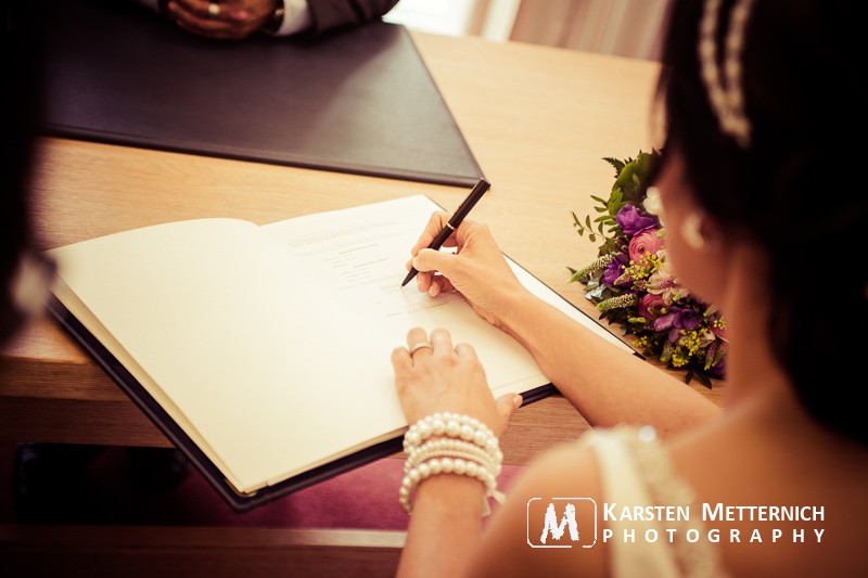 Die erste Unterschrift mit dem neuen Namen...