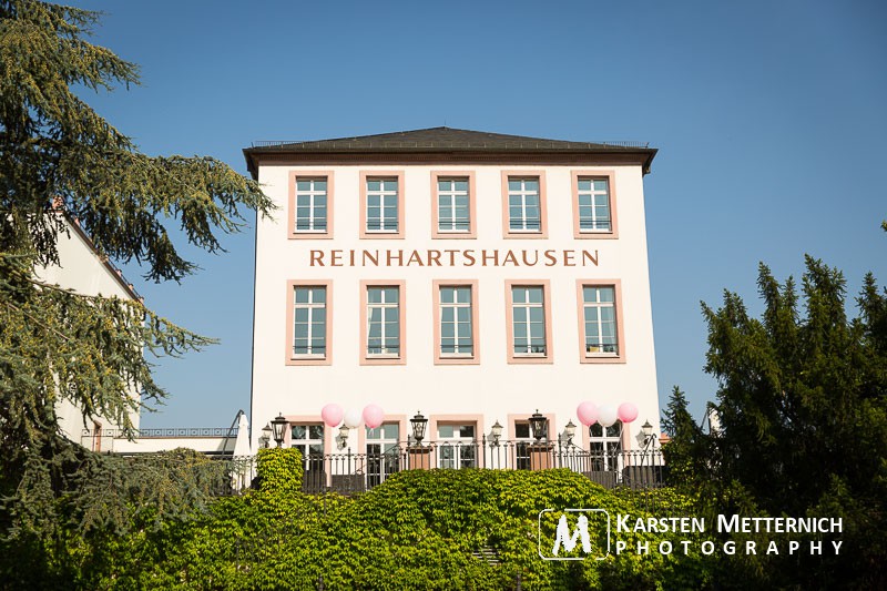 Wer von Frankfurt aus in den Rheingau fährt kennt auf jeden Fall das Schloss Reinhartshausen