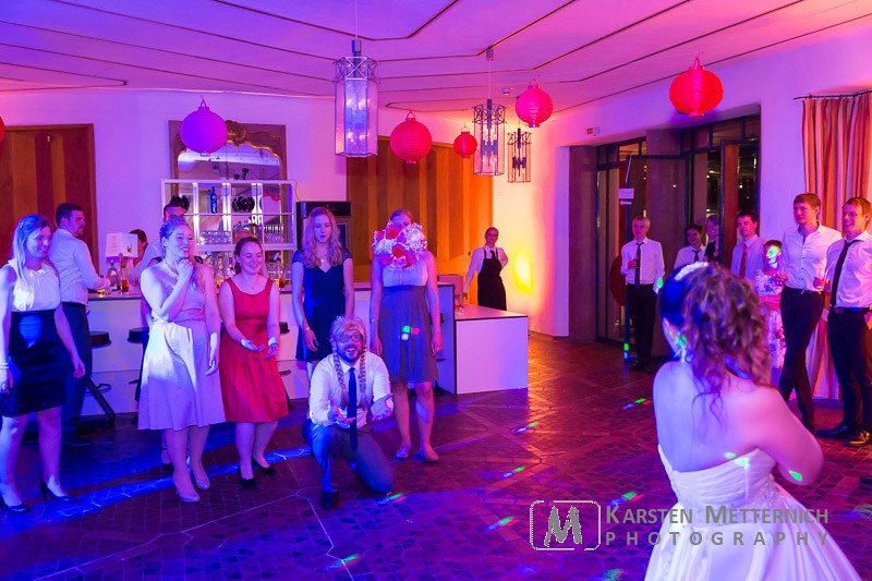 Und natürlich das oblogatorische Brautstrauß werfen...