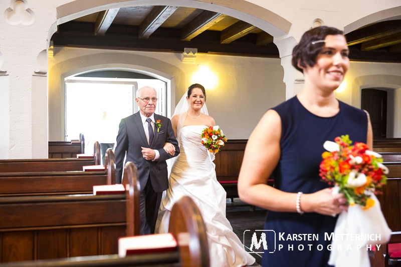 Los geht es, jetzt wird geheiratet...