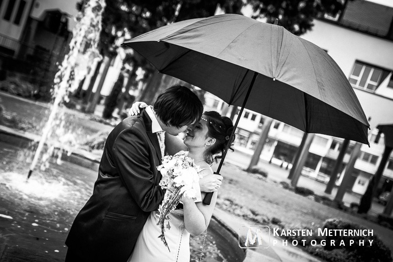Regenhochzeit - Zum Glück war der Regenschirm dabei