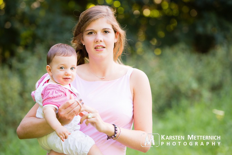 Es braucht einen Aufpasser für Hochzeitsbilder mit Kindern