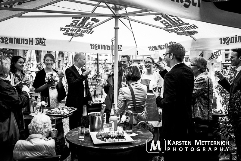 Direkt nach der standesamtlichen Hochzeit in Frankfurt darf auf dem Römer angestossen werden