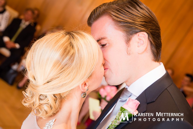 Der erste Kuss als Ehepaar