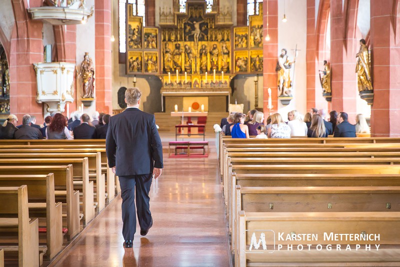 Der energische Schritt in die Kirche