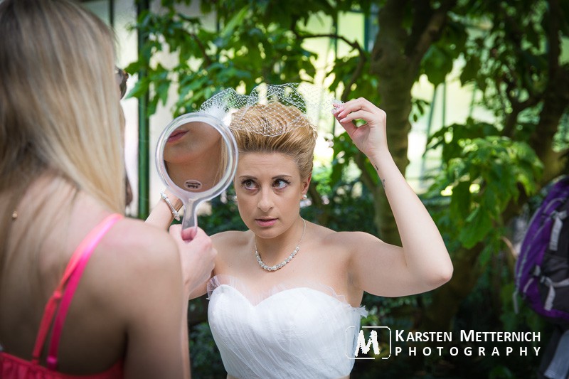 Schnell noch die Frisur gerichtet...