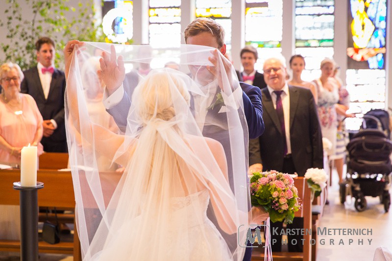 Den klassischen Schleier sieht man bei Hochzeiten kaum noch