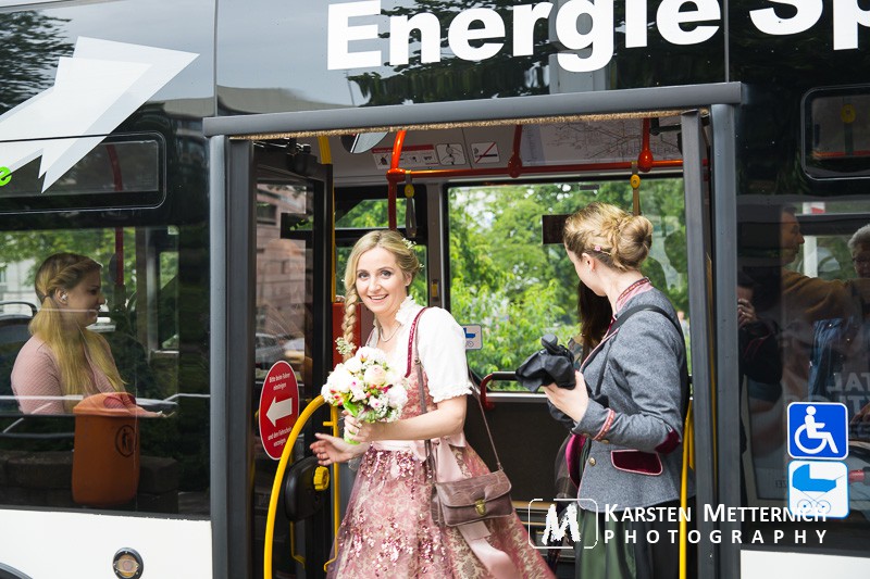 Lässig mit dem Bus zum Standesamt