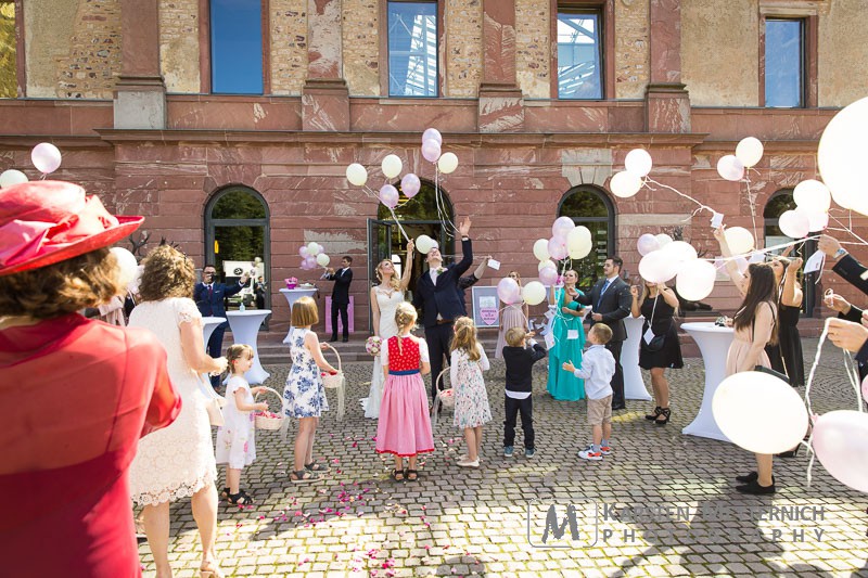 Alle im Umkreis sollen es sehen, hier wird geheiratet!