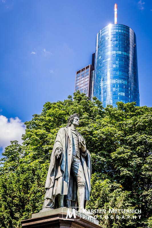 Schiller Statue mit HeLaBa im Hintergrund