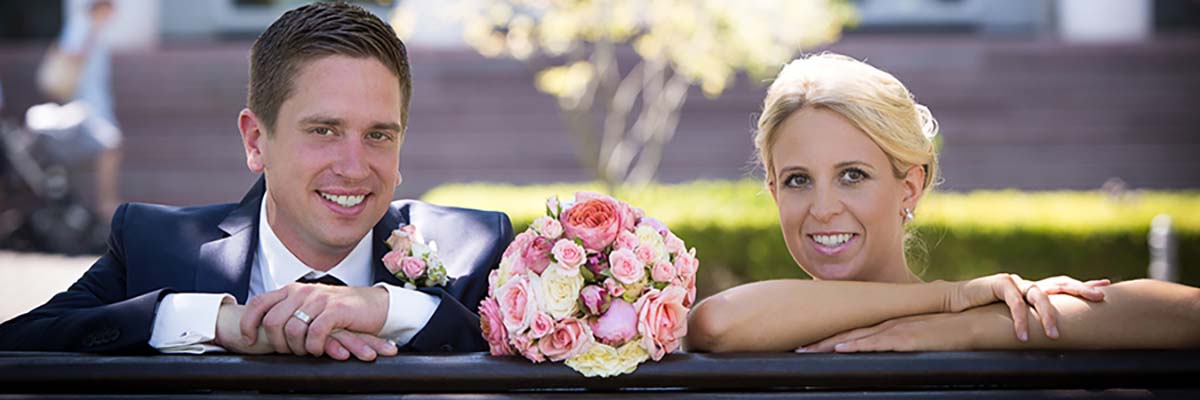 Hochzeitspaar in einem natürlichen Moment