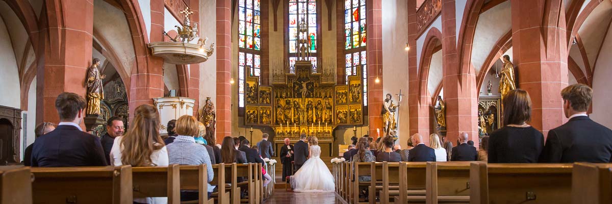 Hochzeitspaar in einem natürlichen Moment