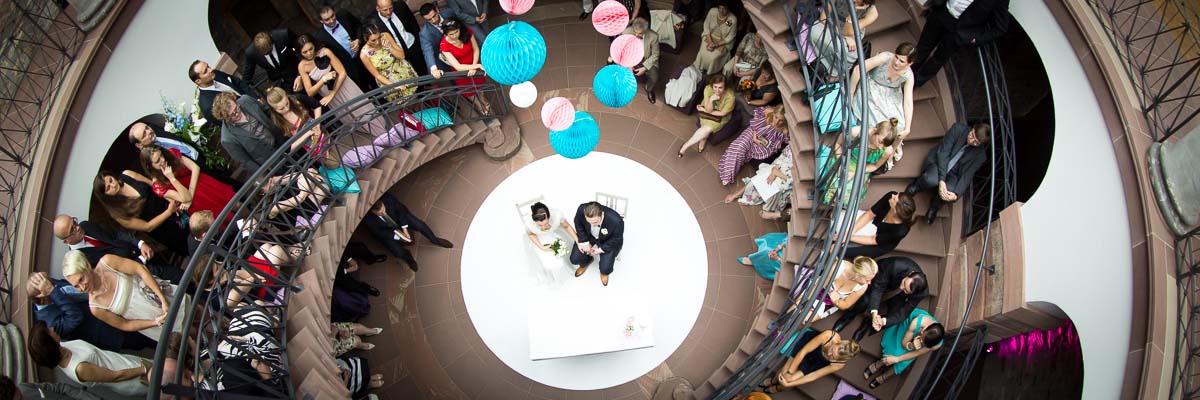 Hochzeitspaar in einem natürlichen Moment