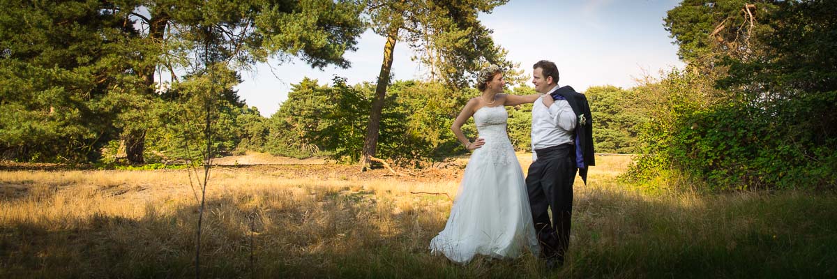 Hochzeitspaar in einem natürlichen Moment