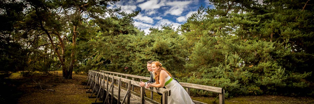 Hochzeitspaar in einem natürlichen Moment