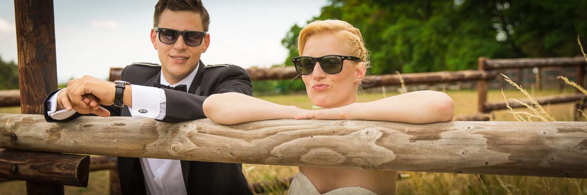 Hochzeitspaar in einem natürlichen Moment
