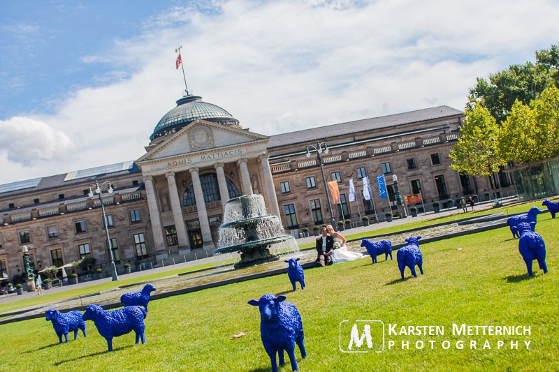 Hochzeitspaar & Blaue Schafe in Wiesbaden auf dem Bowlinggreen